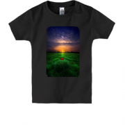 Детская футболка с тюльпанами в поле