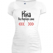 Подовжена футболка з написом "Ніна все вирішує сама"
